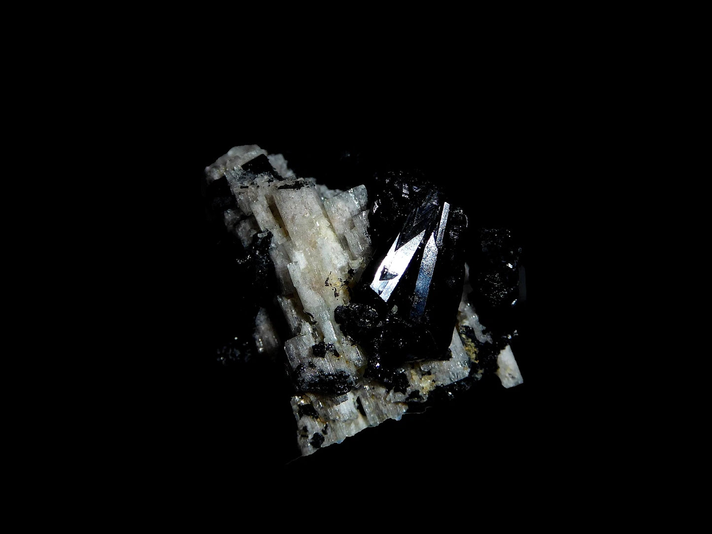 Goshenita, Turmalina