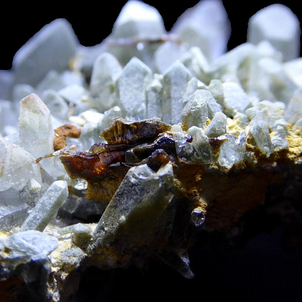 Brookite, Quartz
